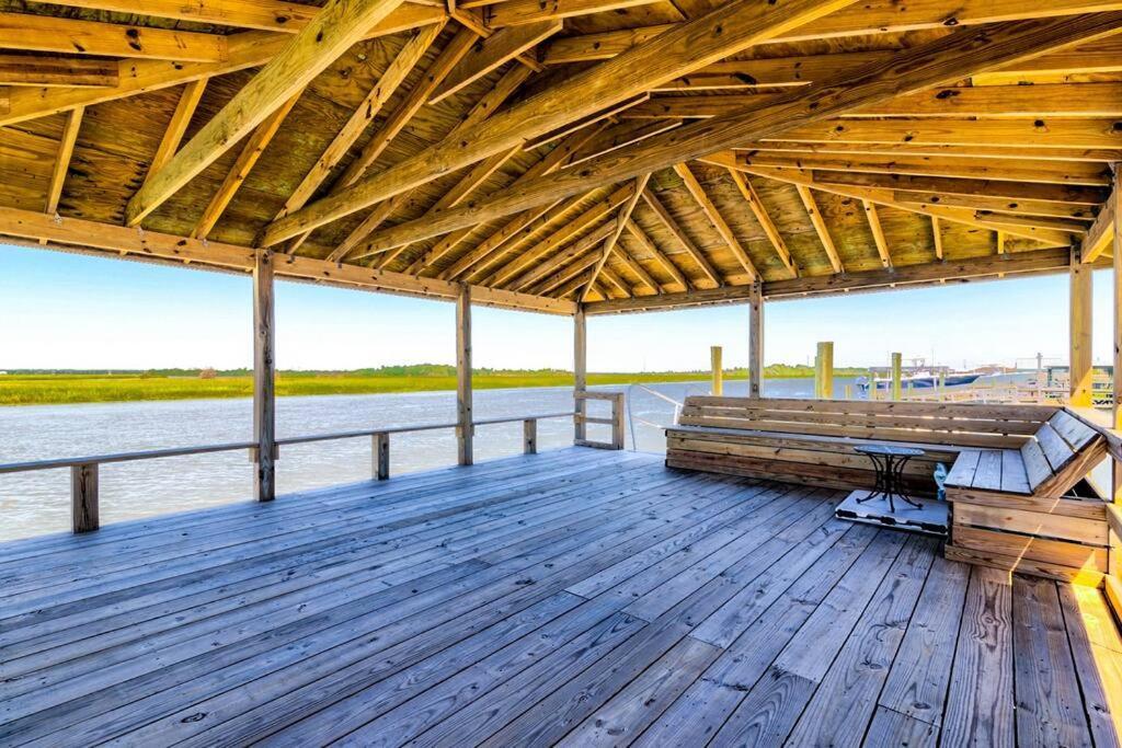New Waterfront Home With Deep Water Dock Isle of Palms Exterior foto